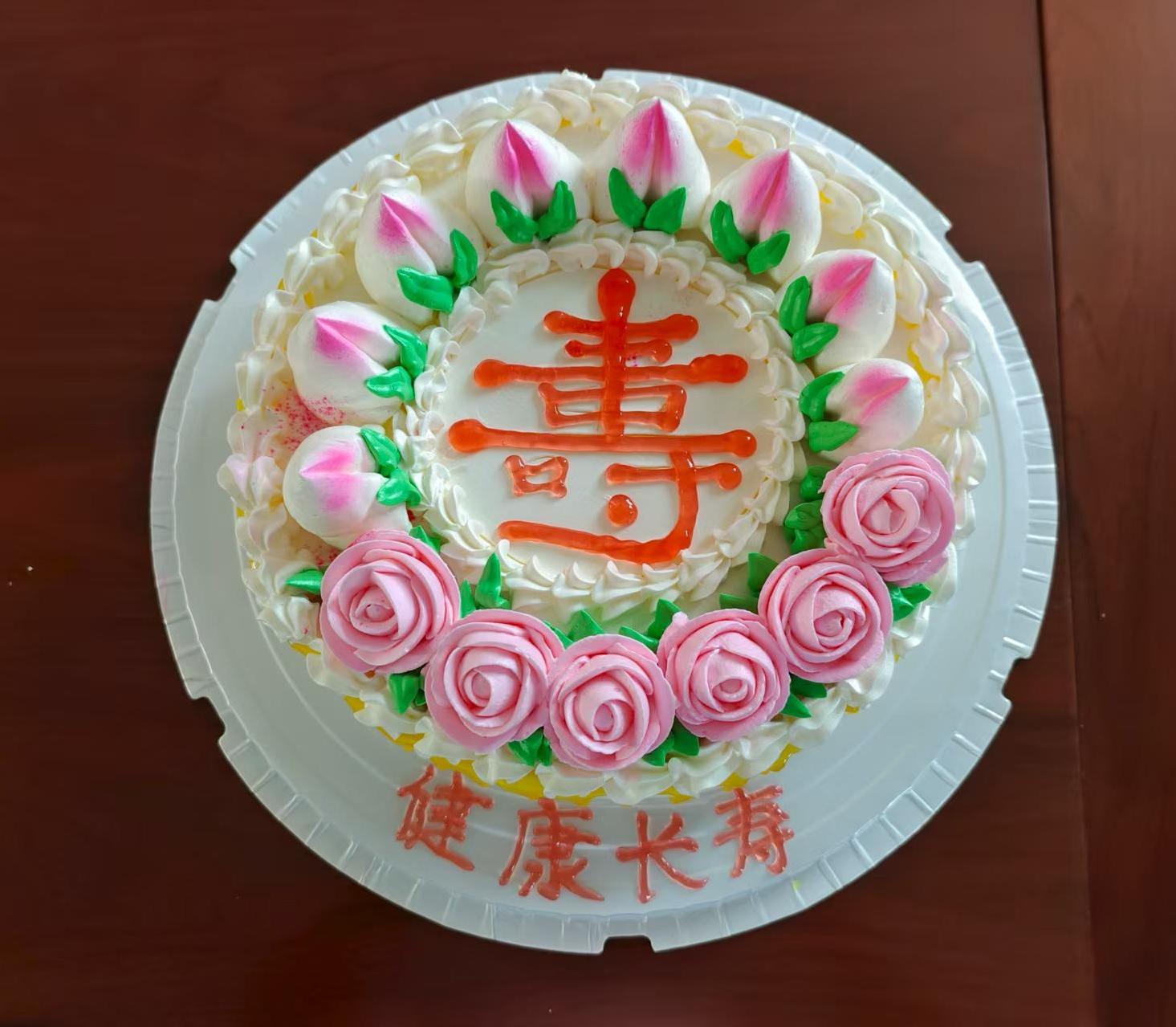 烛光里的笑脸：养老院生日会，把时光过成甜